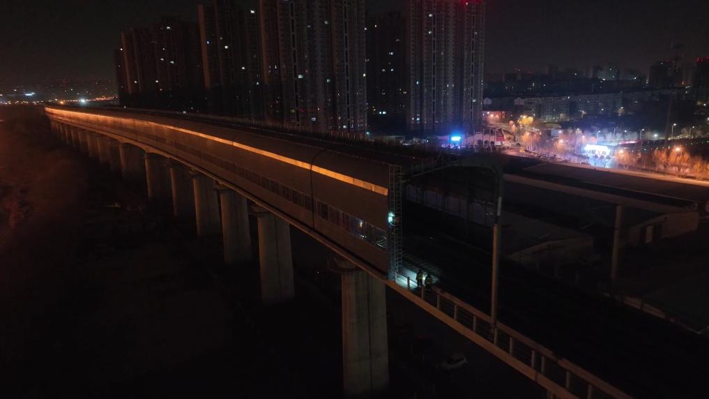 访高铁线上的“静音卫士”龙8体育新春走基层丨夜(图5)